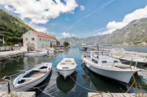 Seaside Stone House - Bella Vista